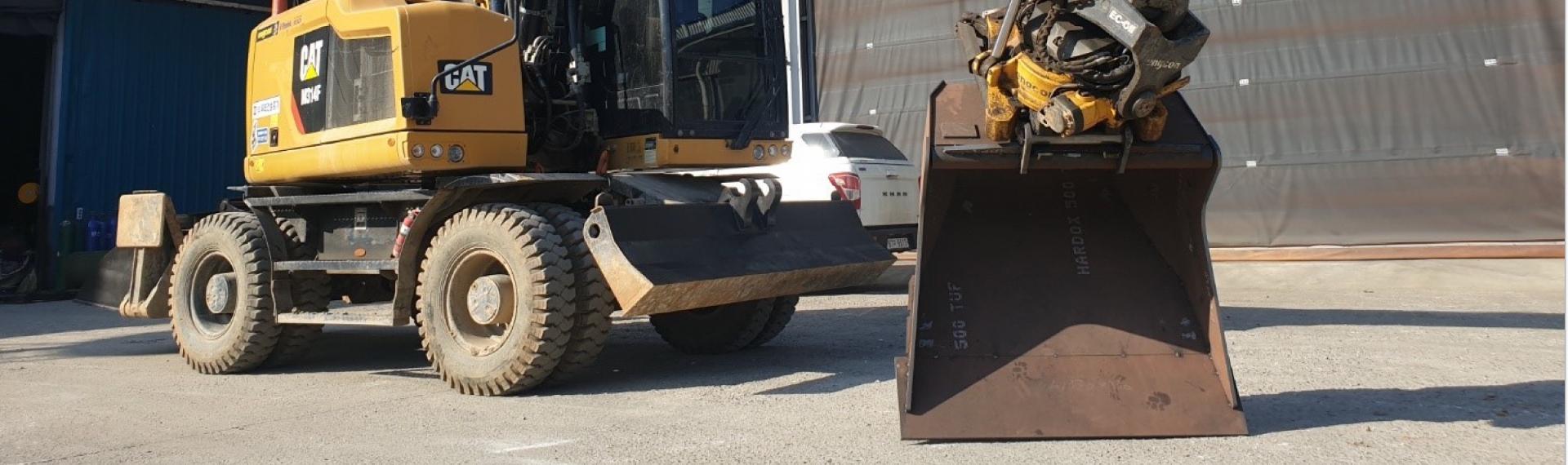 Un autocamion Caterpillar cu cupă din oțel Hardox® 500 Tuf.