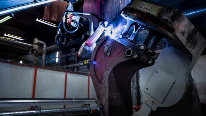 Hardox® kopásálló acélból készült kotrógépkanál hegesztése a Götene Ufo gyártóüzemében.