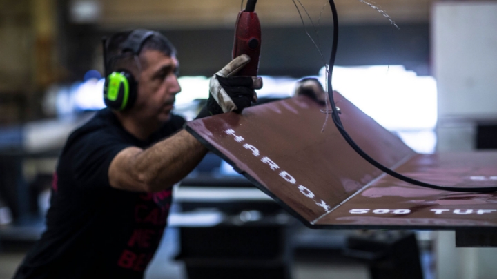 Operador trabalhando com uma chapa dobrada feita com o Hardox® 500 Tuf.