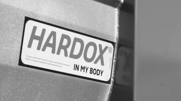 En svart och vit Hardox® In My Body -logotyp fäst på certifierad utrustning.