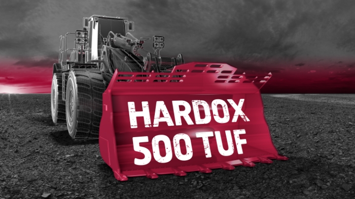 鮮やかな青空に映える、強靭なHardox® 500 Tuf鋼板で作られたホイールローダーバケット。