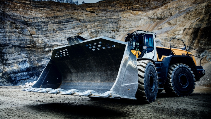 Un godet de chargeuse sur pneus en Hardox® 500 Tuf opérant en conditions difficiles dans une carrière.