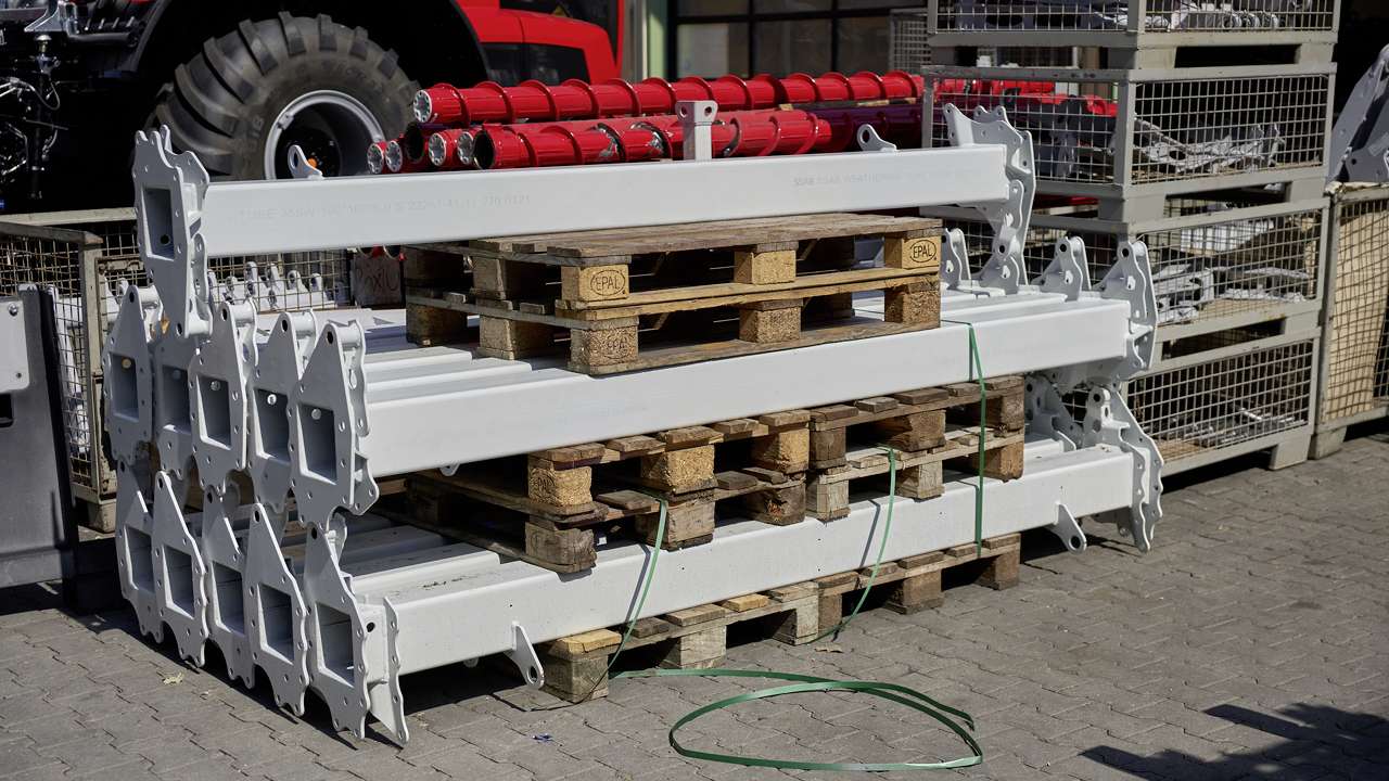 出荷を待つ、甜菜収穫機に使用される予定の長さ調節済みのStrenx鋼管。