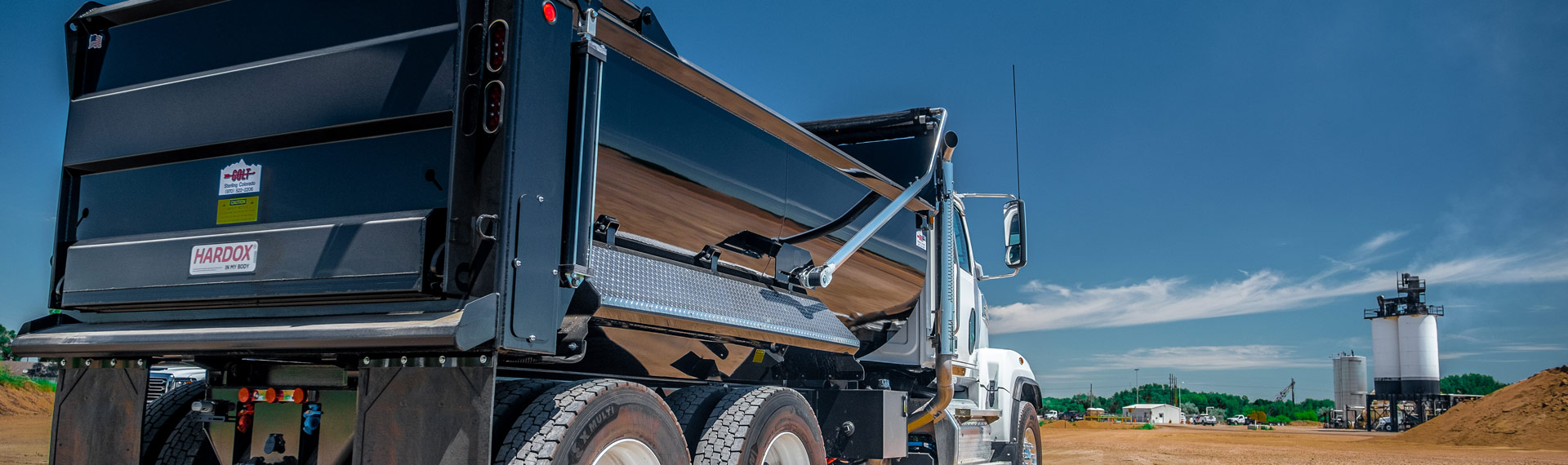 Truk dengan dump body berlogo Hardox In My Body.