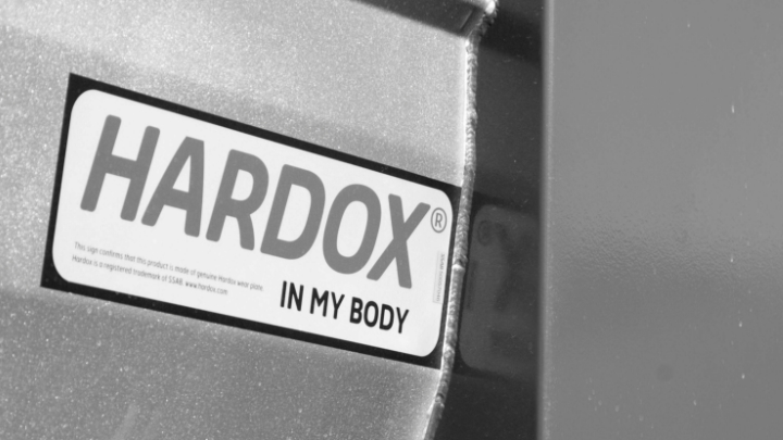 Biểu tượng Hardox® In My Body trên thiết bị có nghĩa là nó được làm bằng thép chịu mài mòn Hardox® và được chứng nhận có chất lượng cao nhất