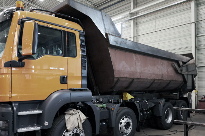 Les carrosseries de bennes basculantes plus légères, en tôles Hardox® 500 Tuf, sont conçues pour de nombreux véhicules et applications à usage intensif