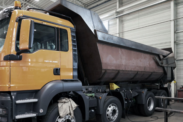Hardox® 500 Tuf 강판으로 제작된 경량형 덤프트럭 적재함들은 많은 차량과 적용 분야에서 고하중 운송 용도로 제작되었습니다