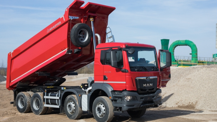 A red truck with an elevated tipper body in Hardox 450