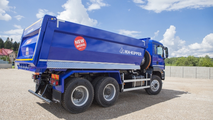 A truck viewed from behind with a blue body made in Hardox 450 wear steel