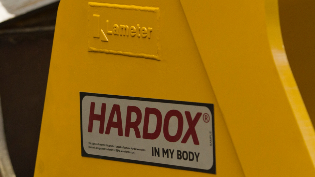 The Hardox® In My Body sign of quality on a Lameter excavator bucket