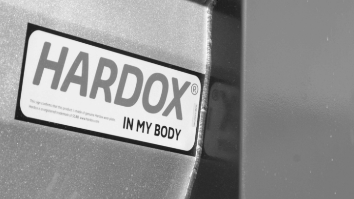 ภาพถ่ายระยะใกล้ของป้าย Hardox® In My Body ที่ติดอยู่บนตัวถังรถดัมพ์