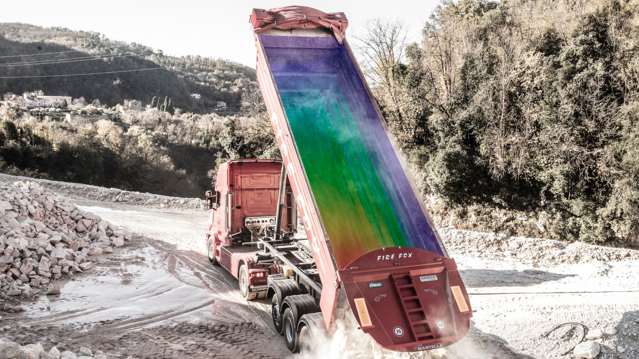 Uma caçamba basculante de várias cores mostrando os diferentes níveis de estresse causados pelo desgaste por deslizamento dentro da carroceria