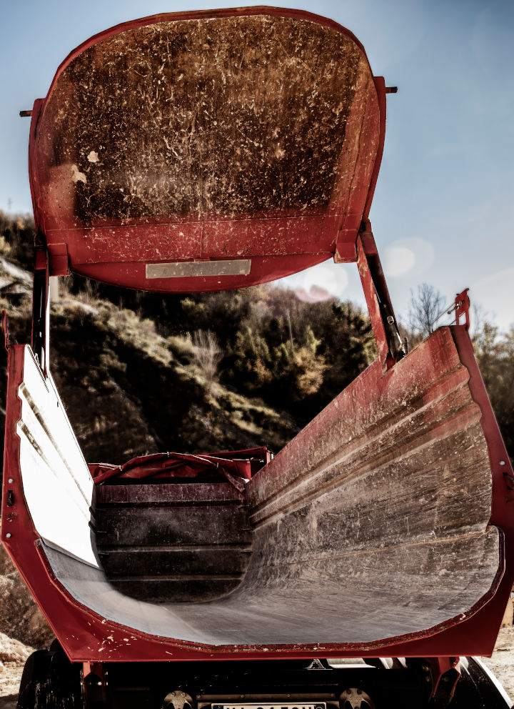 O privire asupra caroseriei roșii a remorcii basculante. Are o durabilitate și o rezistență la oboseală ridicate datorită plăcii din oțel Hardox 500 Tuf