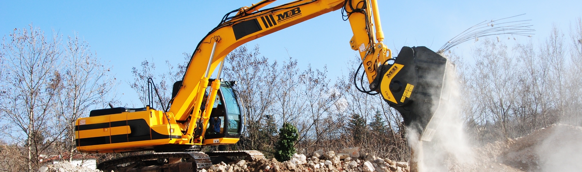 An excavator equipped with a crusher bucket made of Hardox® 400 operating on site.