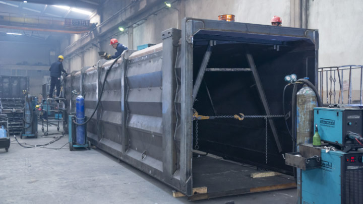 Welding an enormous, extra tough and strong scrap tipper body made in Hardox® 500 Tuf.