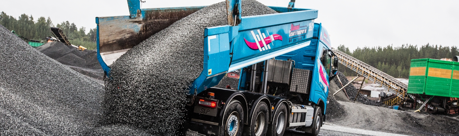 Un volquete con una carrocería fabricada con acero Hardox® 500 Tuf descargando toneladas de rocas abrasivas.