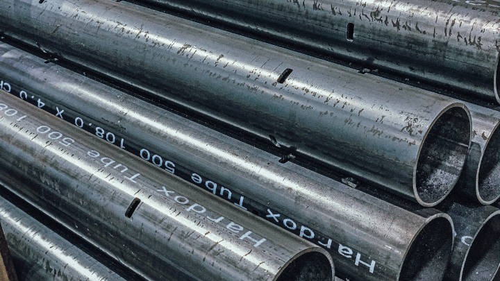 Una pila de tubos de acero cortados a medida fabricados con Hardox 500