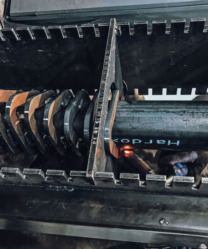 Blades of a screening bucket made in Hardox 500 wear plate being welded to a tube made from Hardox 500 Tube