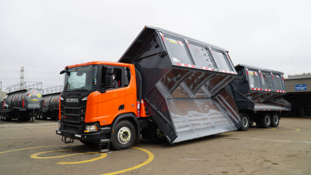 Hai thùng xe ben có đáy màu xám thép trên một chiếc xe tải do RMB Sateci sản xuất.
