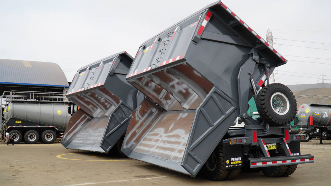Cận cảnh hai thùng xe ben đáy mở màu xám được làm bằng thép Hardox®. 