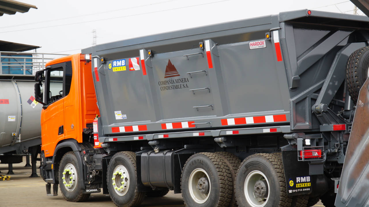 Dump truck and body with the Hardox® In My Body quality sign.