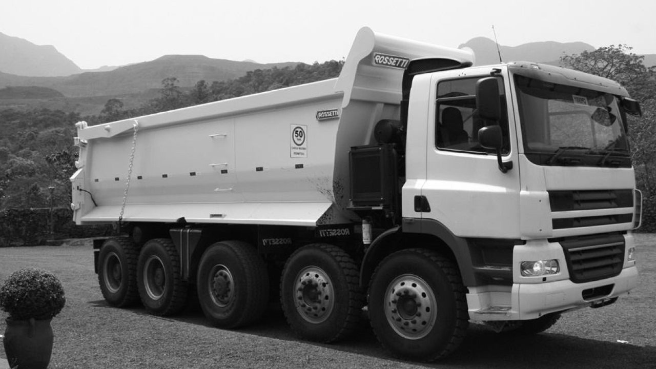 A white dump truck with body made in Hardox® 500 Tuf steel from SSAB.