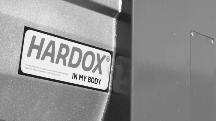 โลโก้ Hardox® In My Body สีดําและสีขาวบนตัวถังรถดัมพ์