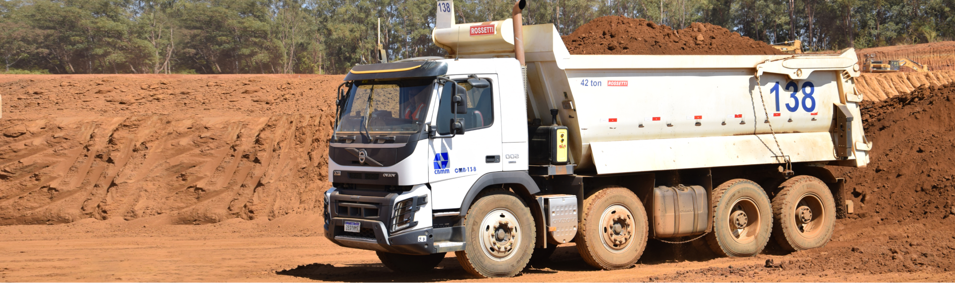 Dump truck with body in Hardox® 500 Tuf steel travelling along the road.