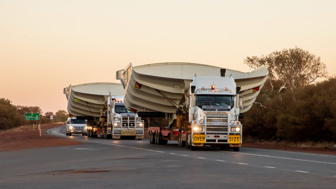 Duas caçambas basculantes Hércules transportando cargas superdimensionadas