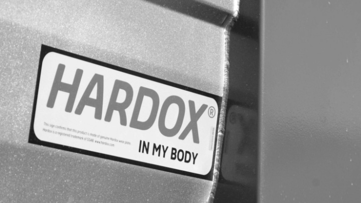 สัญลักษณ์ Hardox® In My Body บนอุปกรณ์ หมายความว่าอุปกรณ์ผลิตจากเหล็กกันสึก Hardox® และผ่านการรับรองคุณภาพสูงสุด