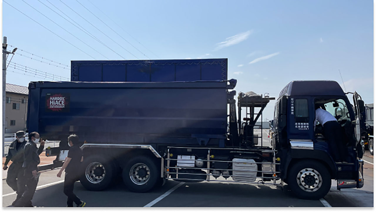 由耐酸性腐蚀钢材悍达® HiAce 制成的卡车，即将装载。