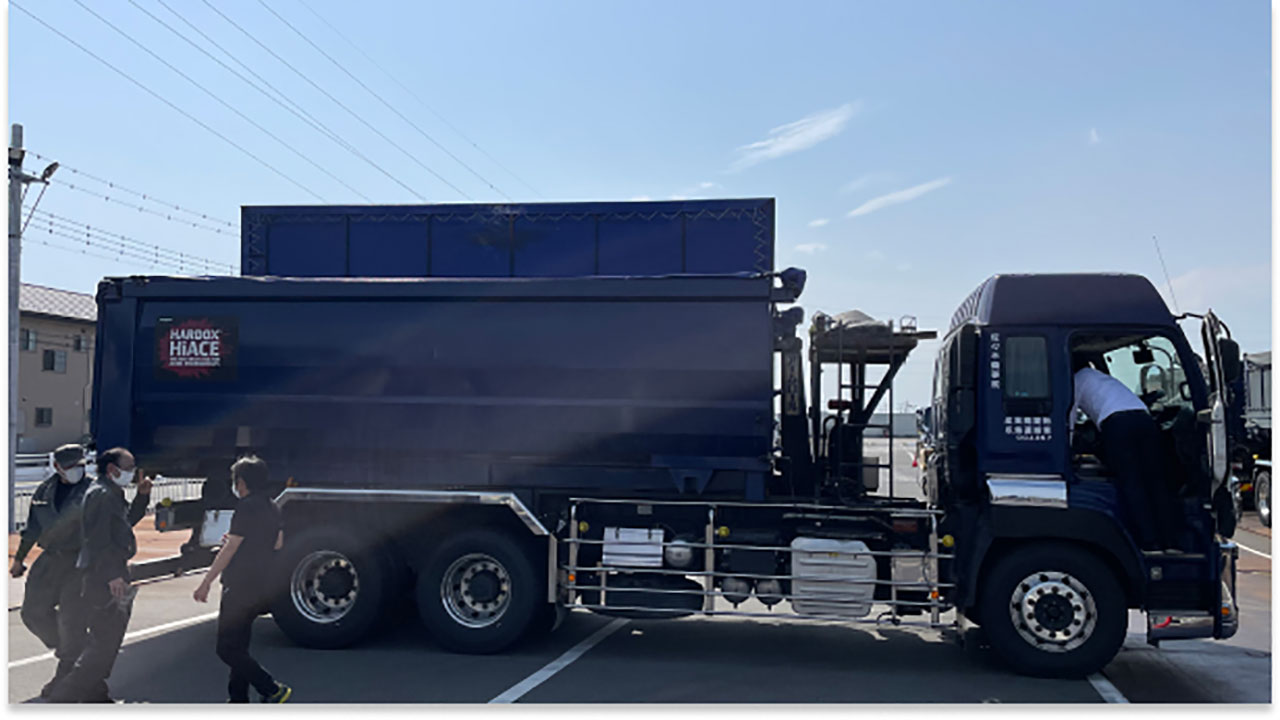  A truck made in acid-fighting steel Hardox® HiAce, about to be loaded.