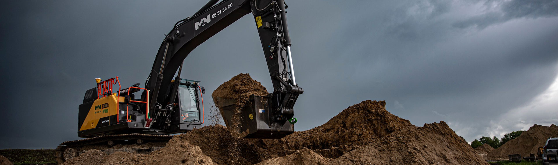 Uma caçamba de escavação resistente, porém leve, feita com o aço Hardox® 500 Tuf, escavando a terra.
