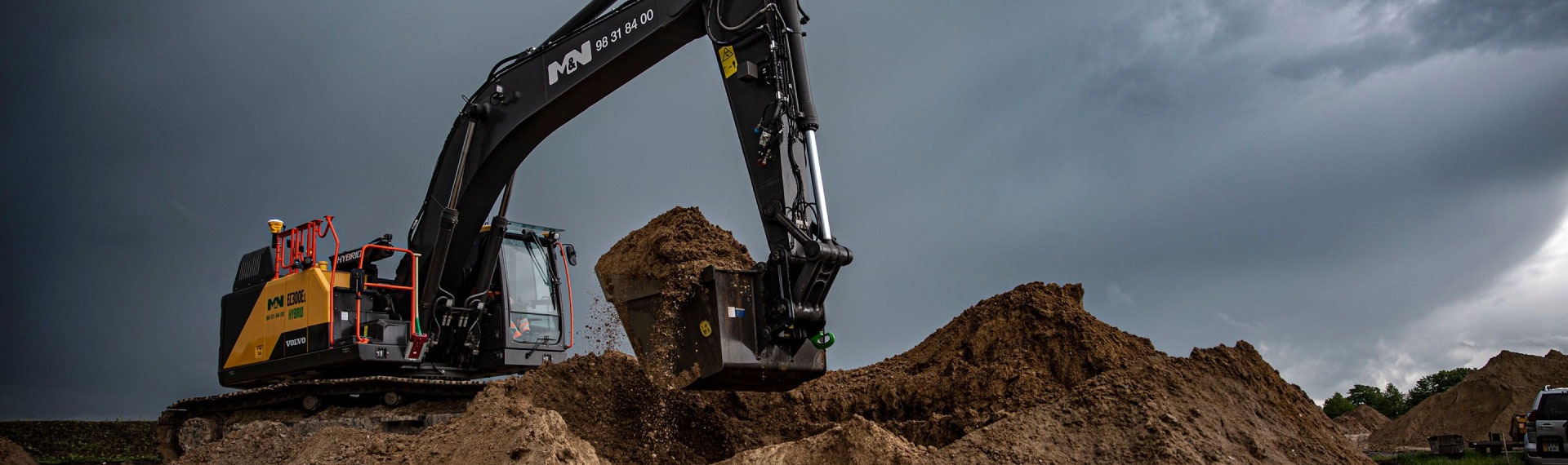 Ein fester und zugleich leichter Baggerlöffel aus Hardox® 500 Tuf Stahl, der in der Erde gräbt.