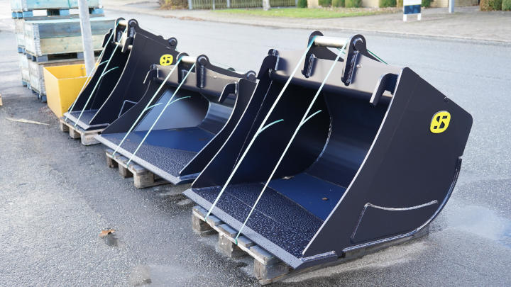 A line of custom excavator buckets made in Hardox® 500 Tuf, ready for delivery