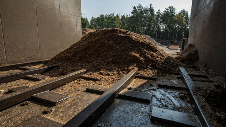 Un gros tas  de copeaux de bois (biomasse) dans une centrale de chauffage urbain.