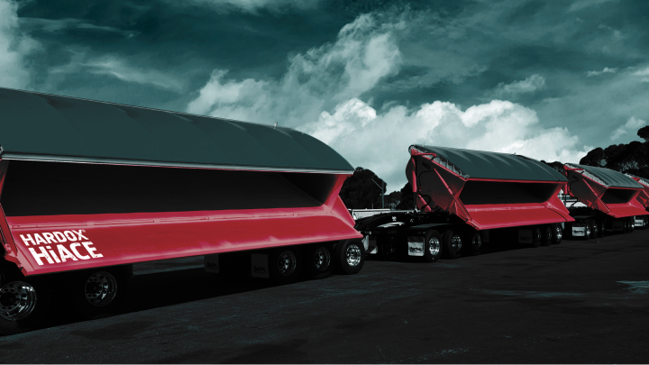 用于运输铁矿石的侧卸式自卸车，由耐腐蚀的Hardox® HiAce钢制成。 