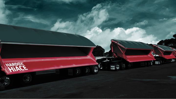 Dumper laterali per il convogliamento di minerale ferroso, realizzati in Hardox® HiAce resistente alla corrosione. 