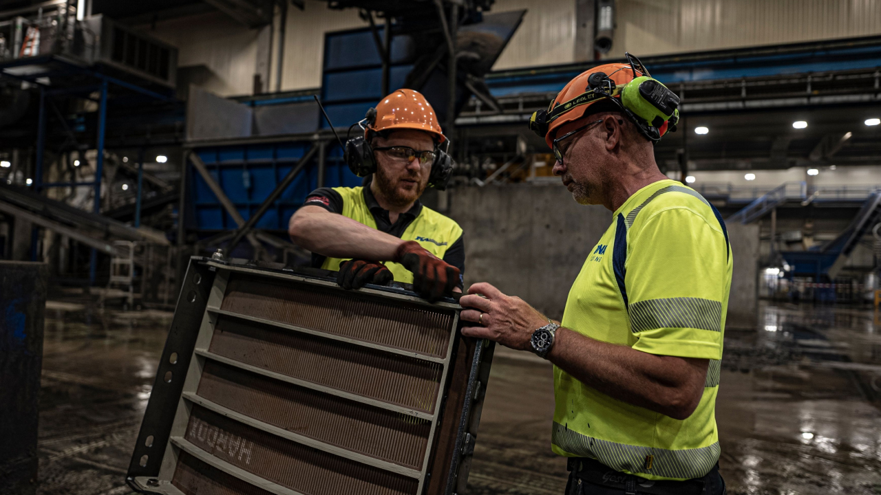 Kaksi miestä konepajalla tarkastamassa kierrätysrummun ristikkosegmenttiä, joka on valmistettu erikoislujasta ja korroosionkestävästä Hardox® HiAce -teräksestä. 