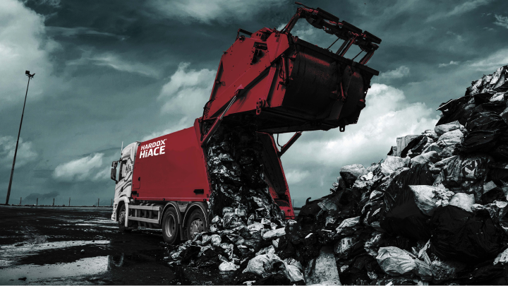 Sopbil tillverkad av korrosionsbeständigt Hardox® HiAce-stål lossar kommunalt avfall. 