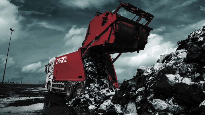 A garbage truck made of corrosion-resistant Hardox®HiAce steel unloading municipal waste. 