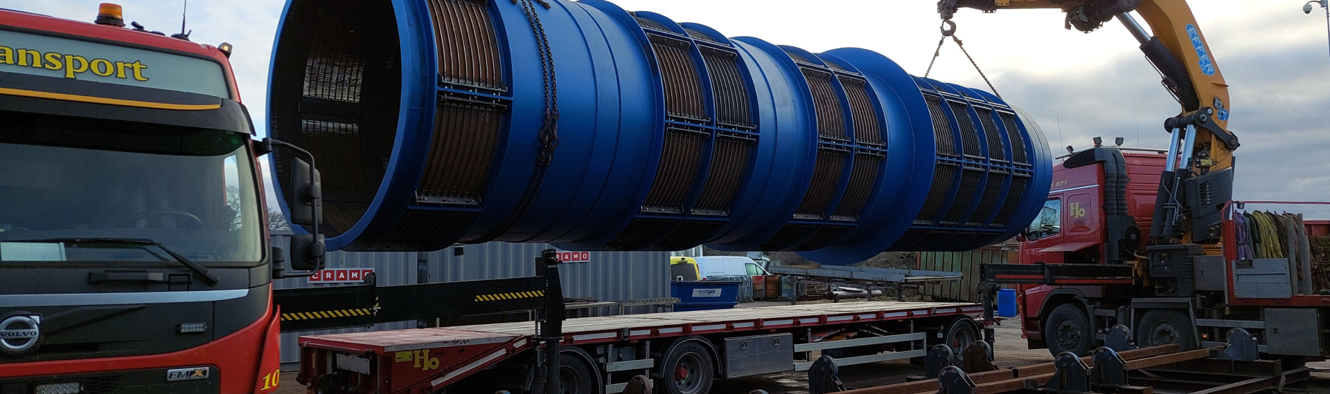 An enormous black and blue recycling drum built in Hardox® HiAce corrosion resistant steel.