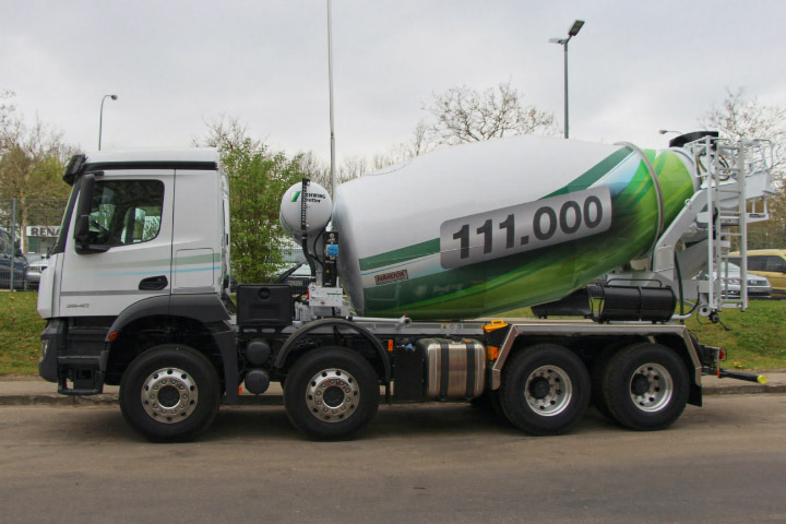 Un camion malaxeur avec toupie en acier anti-abrasion Hardox® sur la route.