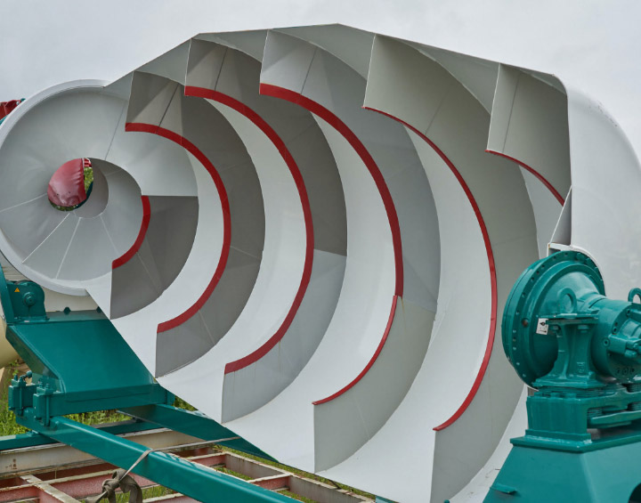 El interior del tambor de grandes dimensiones de una hormigonera