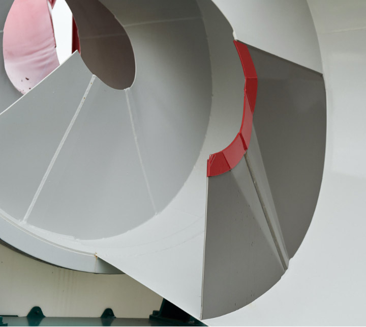 강하면서도 가벼운 Hardox® 내마모강으로 제작된 콘크리트 믹서 드럼 내부 확대사진