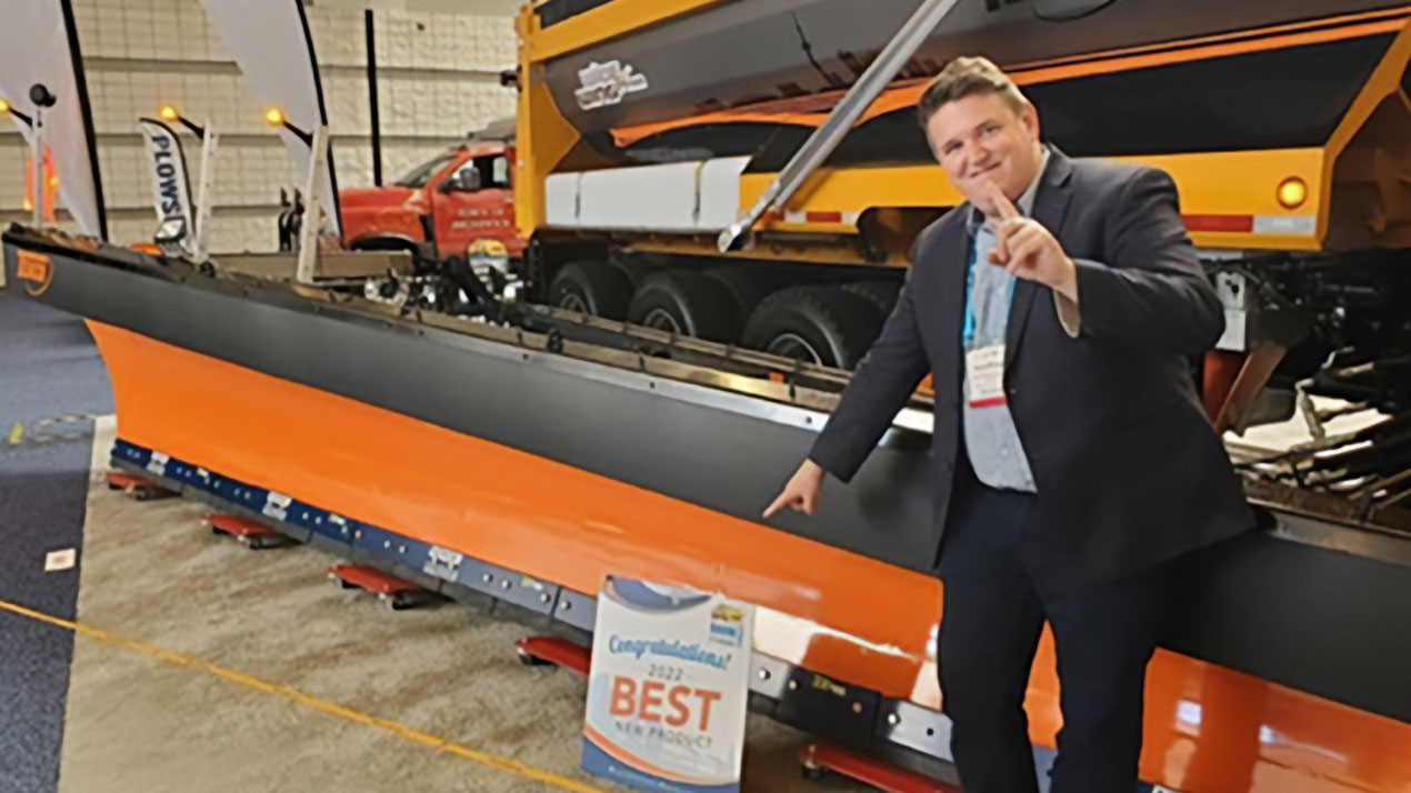 Tenco exhibited its hard and tough Wide Wing system at the APWS Snow & Ice Conference. Jean-Philippe Bourque points out that it was voted the show’s 2022 Best New Product.