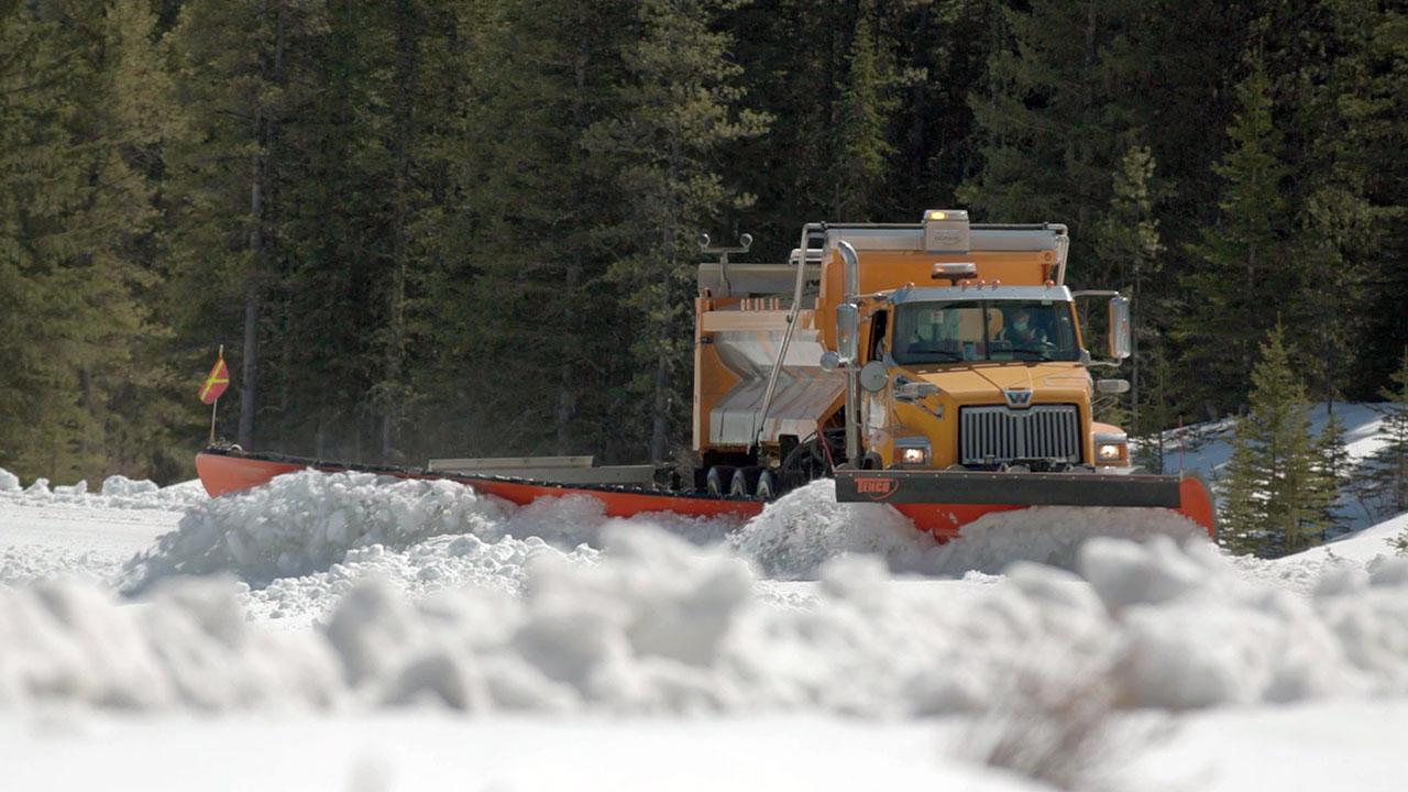 Quebec’s Sherbrooke airport successfully tested the wide wing system after a heavy snow storm, and another set of drivers cleared a snow-packed road after months of closure in the Alberta Rocky Mountains national park.