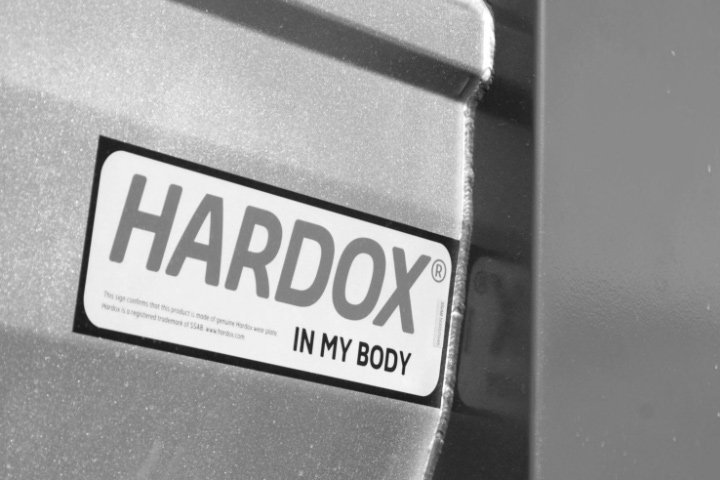 Biểu tượng Hardox® In My Body trên thiết bị có nghĩa là nó được làm bằng thép chịu mài mòn Hardox® và được chứng nhận có chất lượng cao nhất