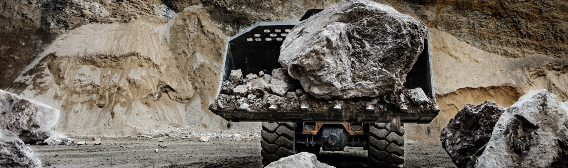 รถตักล้อยางที่ทําจากเหล็ก Hardox® กำลังตักหินขนาดยักษ์ในเหมืองหิน