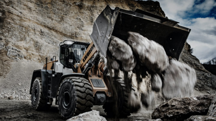 รถตักที่ผลิตด้วยแผ่นเหล็กกันสึก Hardox® กำลังเทหินอยู่ในเหมืองหิน